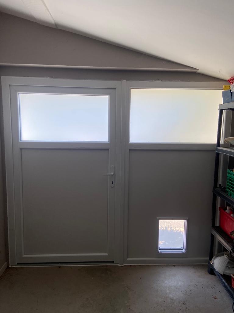 Porte de service PVC blanche avec impostes vitrées