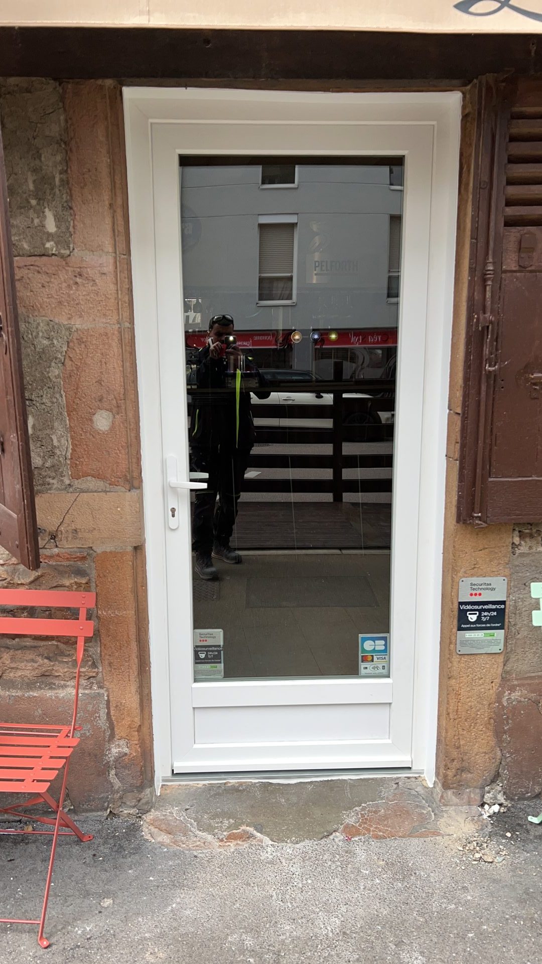 Porte vitrée PVC blanche posée en rénovation