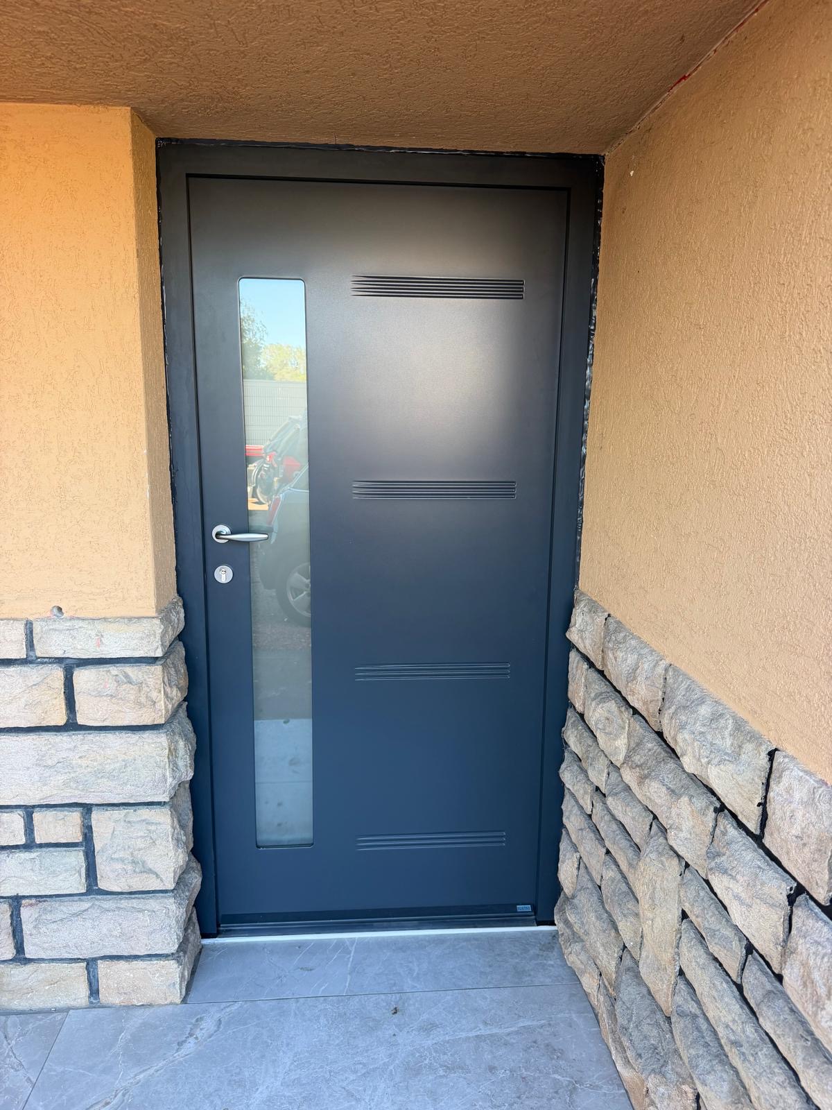 Porte d'entrée aluminium anthracite avec vitrage latéral