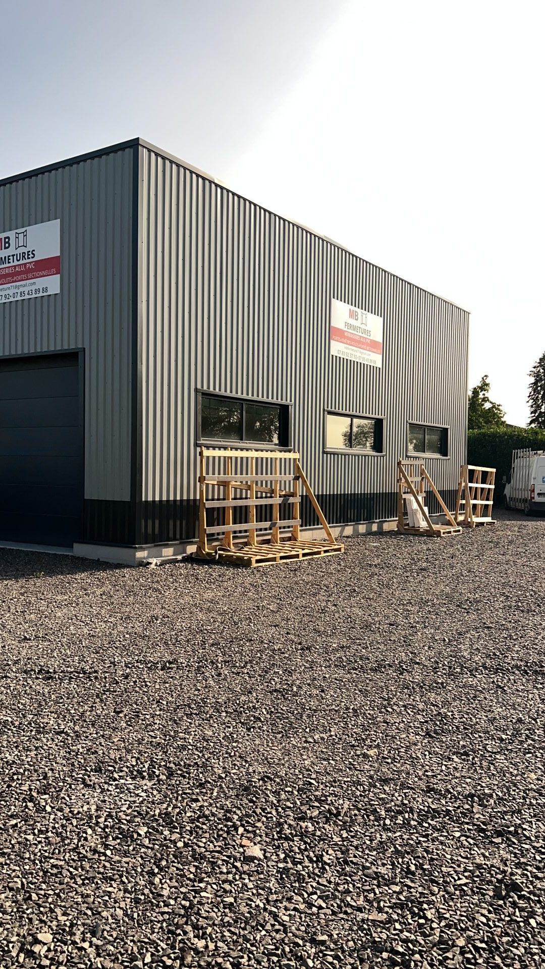Bâtiment professionnel équipé de menuiseries aluminium