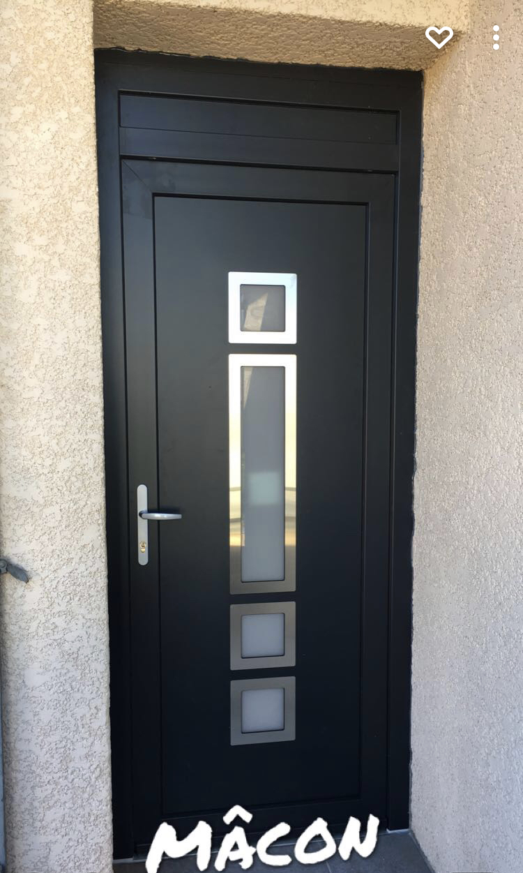 Porte d'entrée noire avec inserts vitrés posée à Mâcon