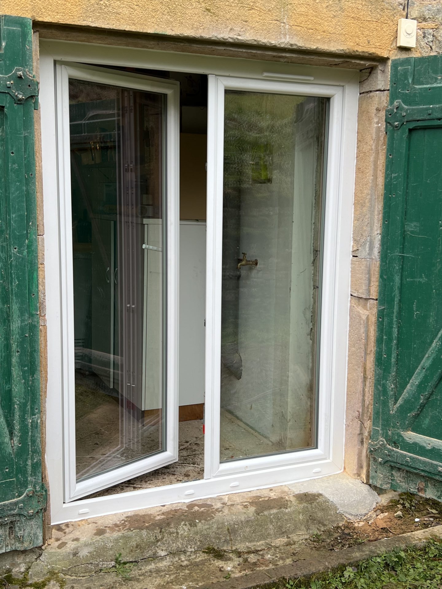Porte-fenêtre PVC blanche deux vantaux en rénovation