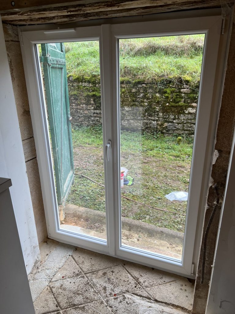 Porte-fenêtre PVC blanche vue de l'intérieur