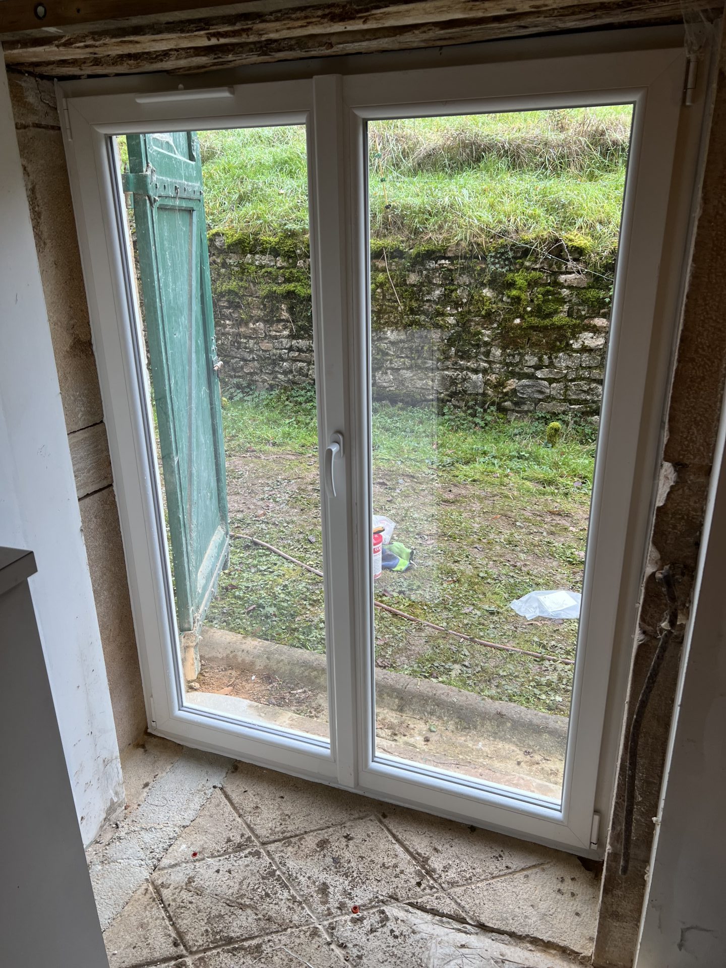 Porte-fenêtre PVC blanche vue de l'intérieur