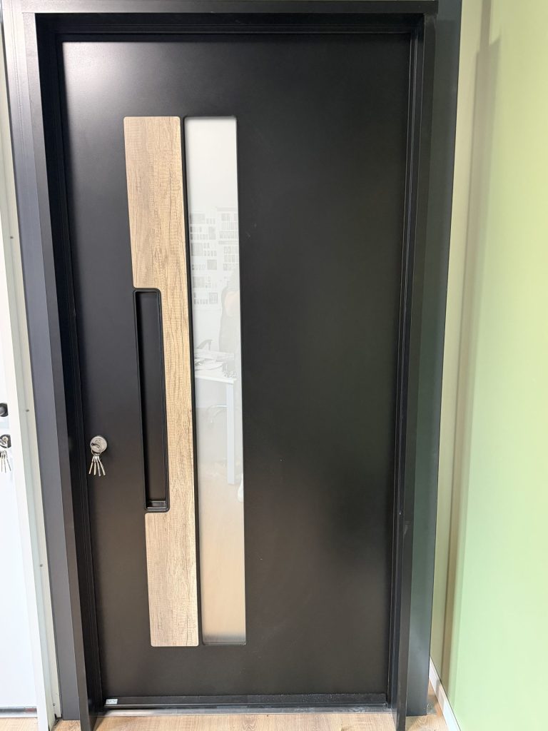 Porte d'entrée aluminium noire avec insert effet bois