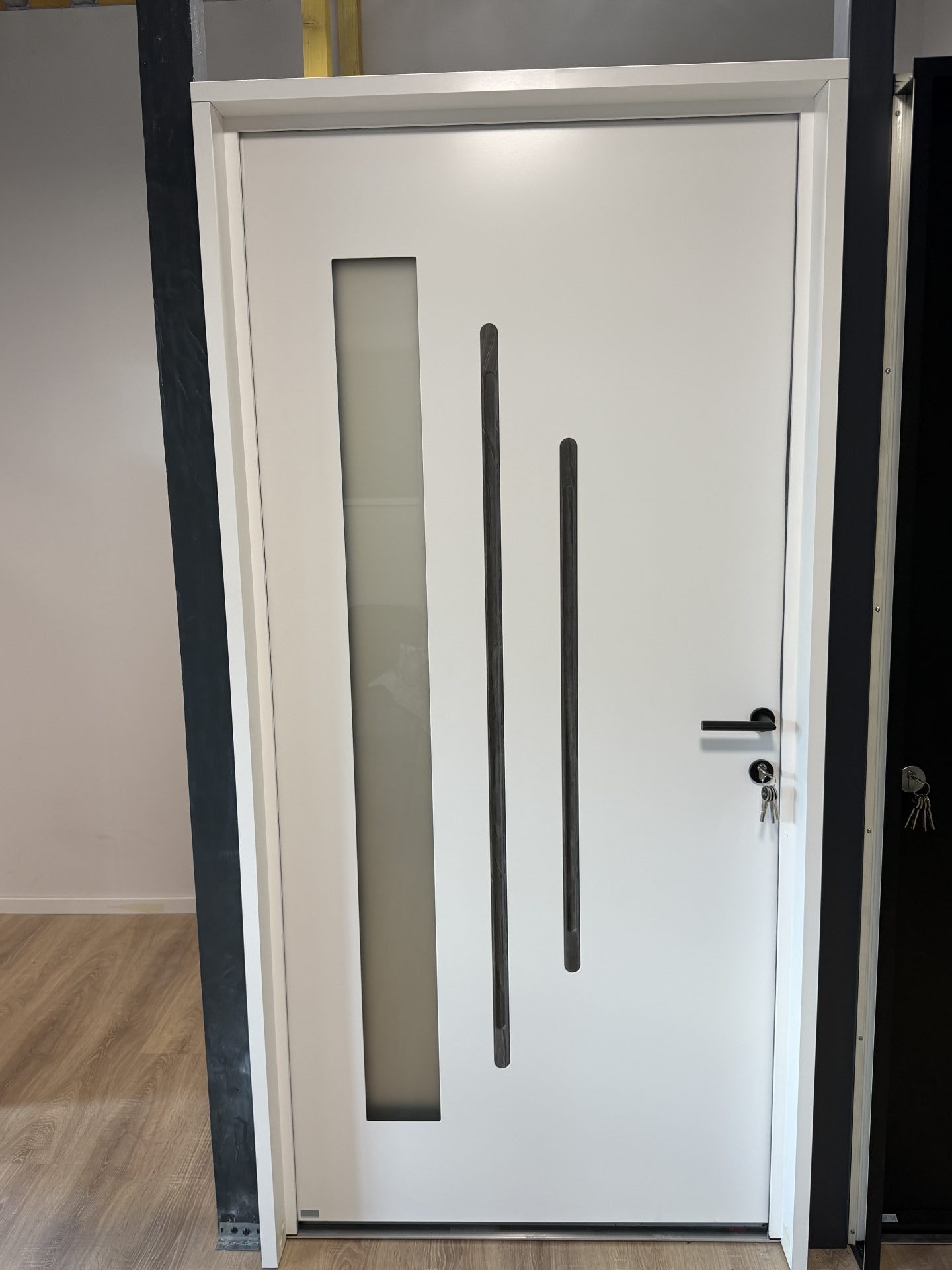 Porte d'entrée aluminium blanche au design contemporain