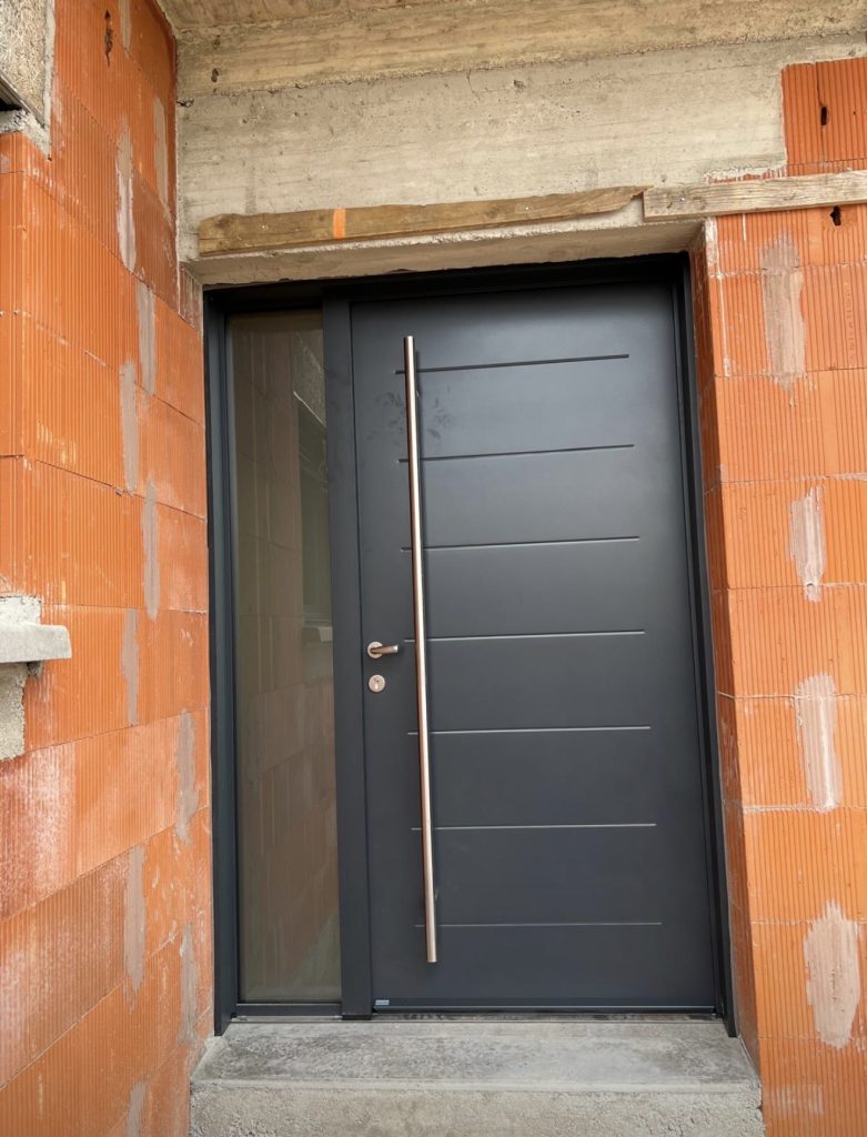 Porte d'entrée aluminium anthracite avec tirage inox