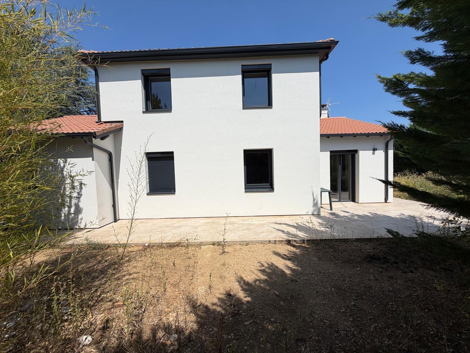 Maison avec fenêtres et volets roulants gris anthracite