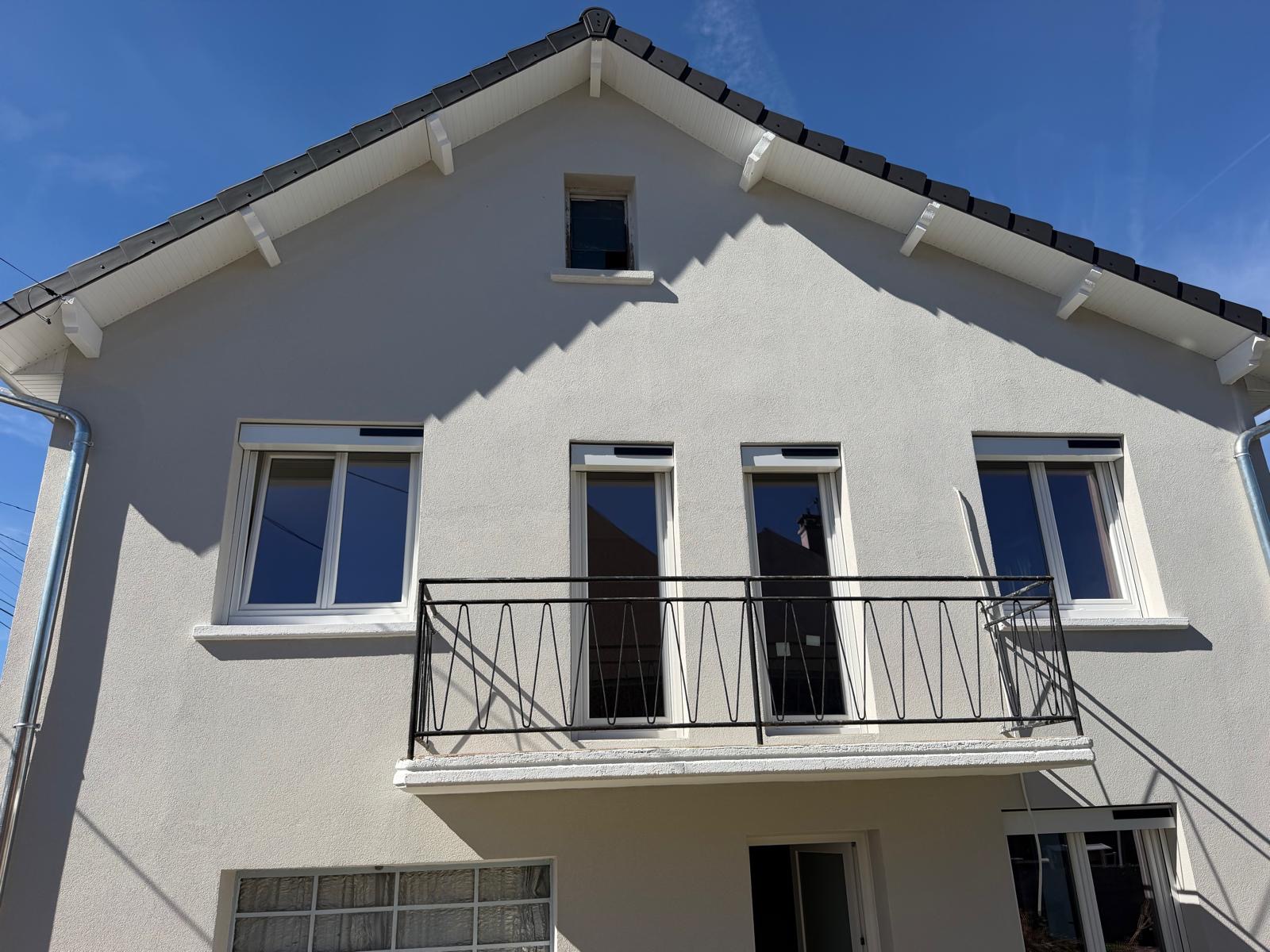 Façade rénovée avec fenêtres PVC blanches