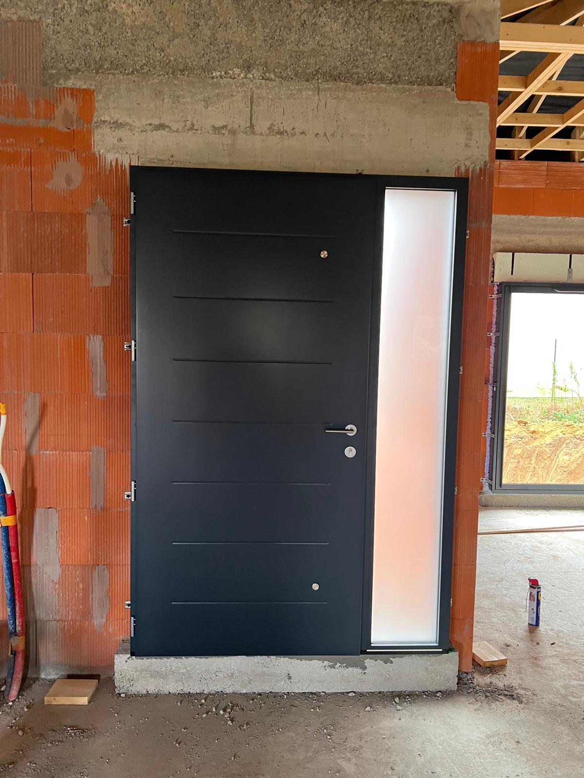 Porte d'entrée aluminium anthracite avec semi-fixe vitré